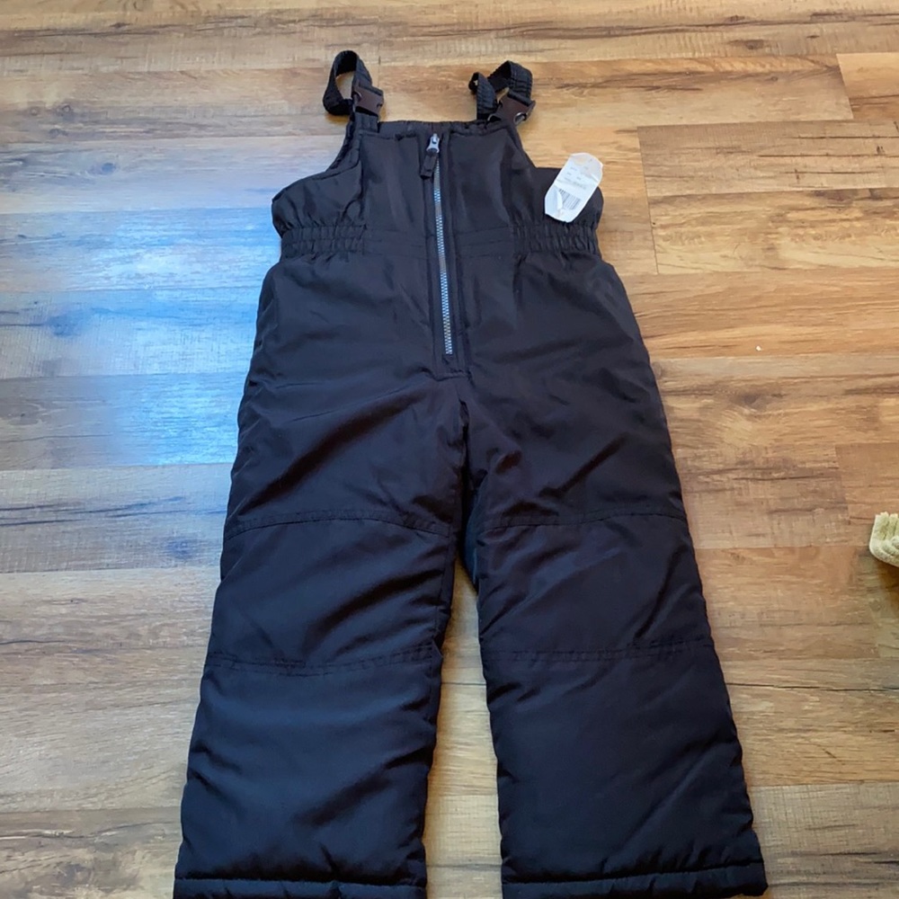NWT. Size 4 snow bib/ black